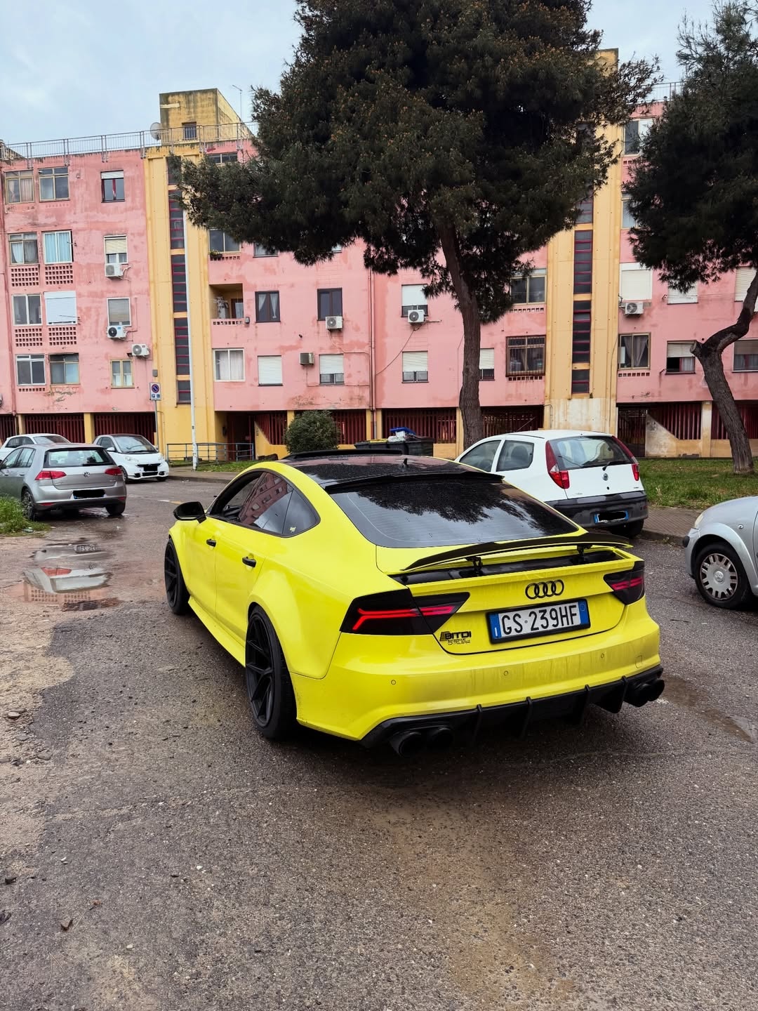 Audi RS7 gialla vista posteriore