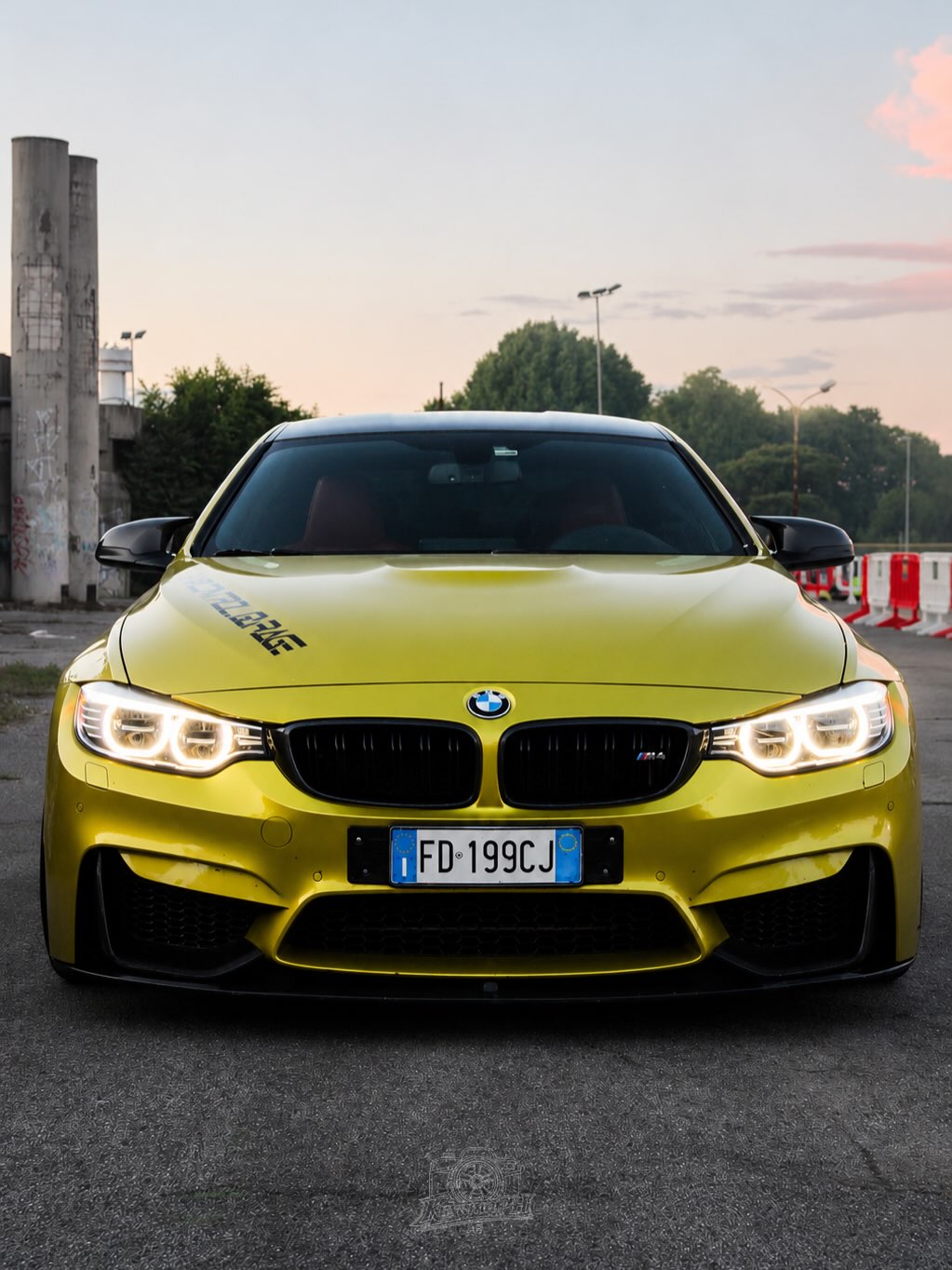 BMW M4 Austin Yellow con branding ControlGarage