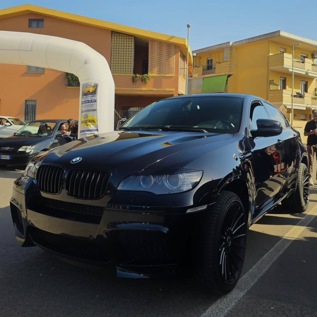 BMW X6 nera ad un evento auto