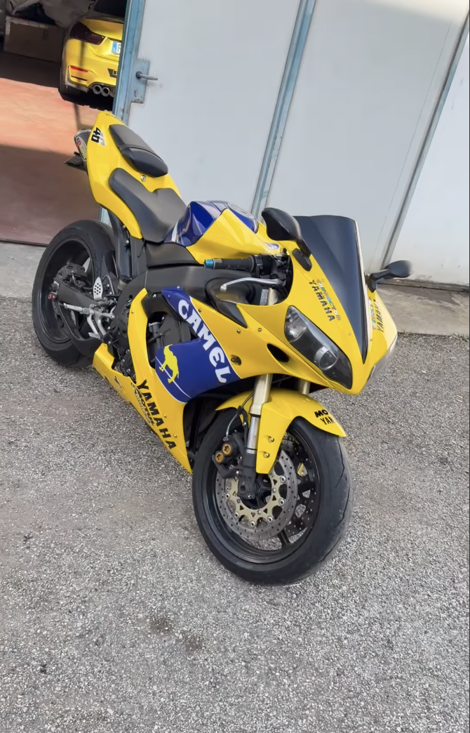 Moto sportiva gialla Camel in officina
